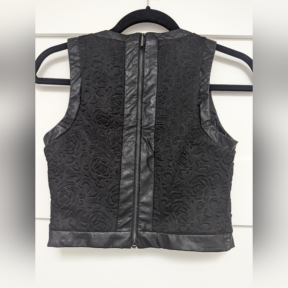 Guess Black Floral Crop Top - Picture 3 of 12